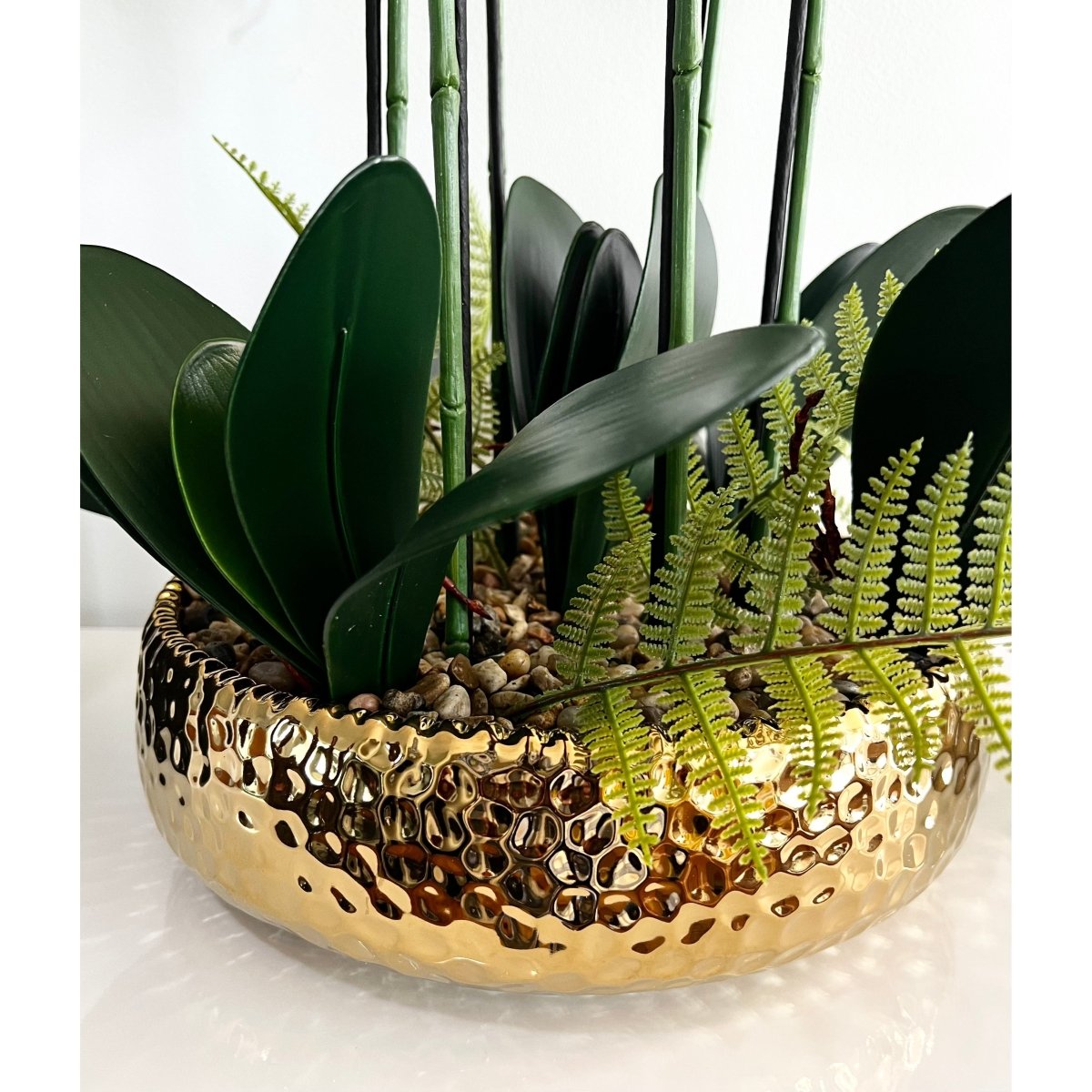 6 Stängel Phalaenopsis Orchideen Arrangement in Gold Keramik Vase