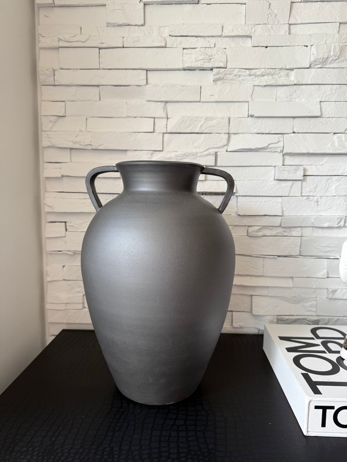 Große handgefertigte Terrakotta-Vase