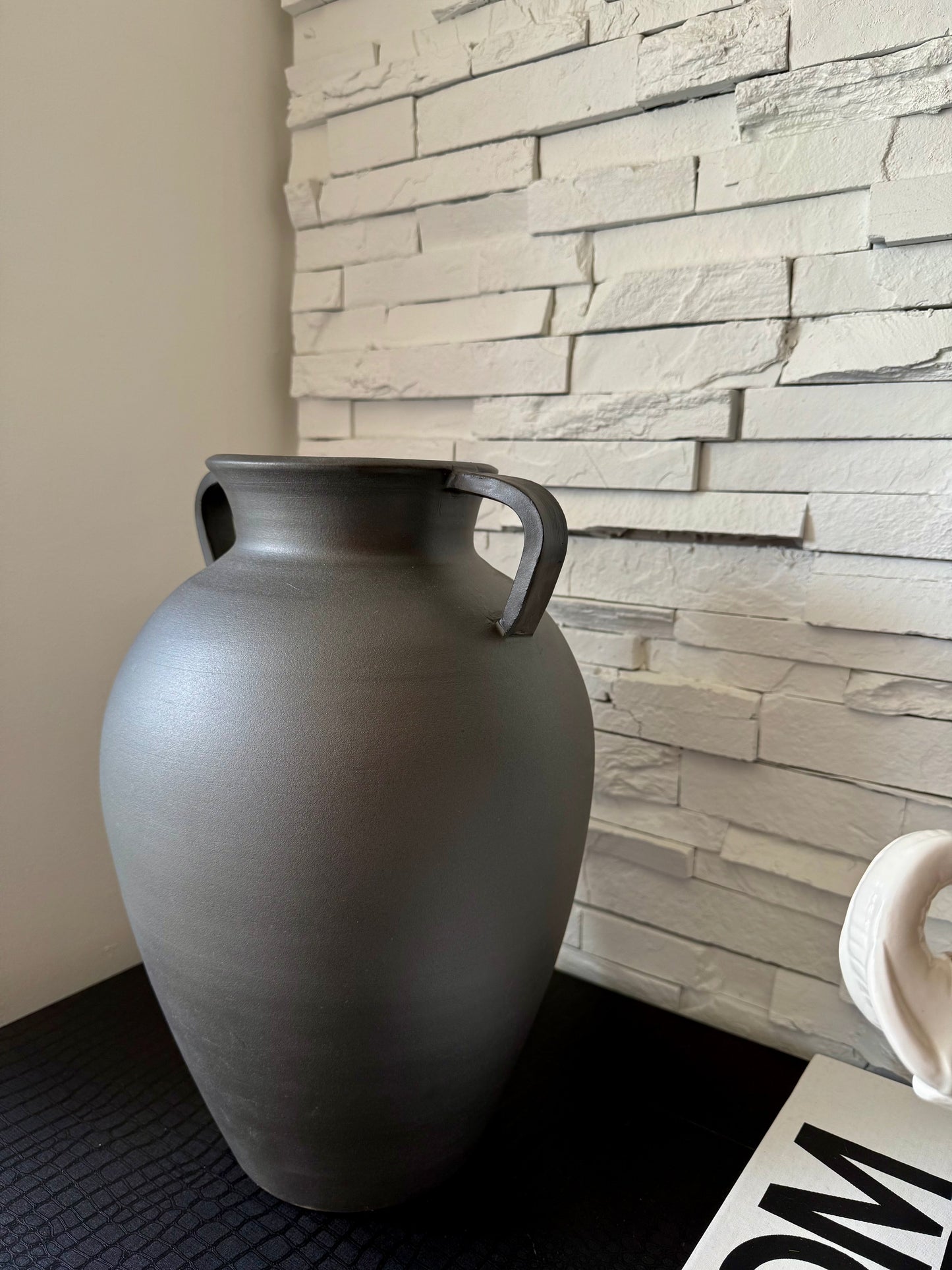 Große handgefertigte Terrakotta-Vase
