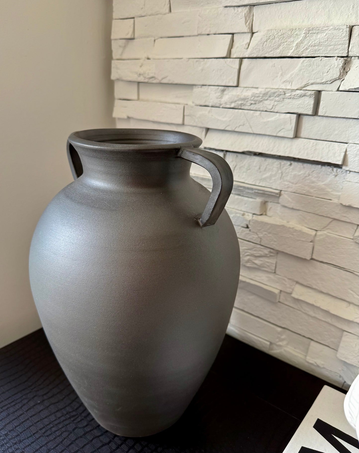 Große handgefertigte Terrakotta-Vase