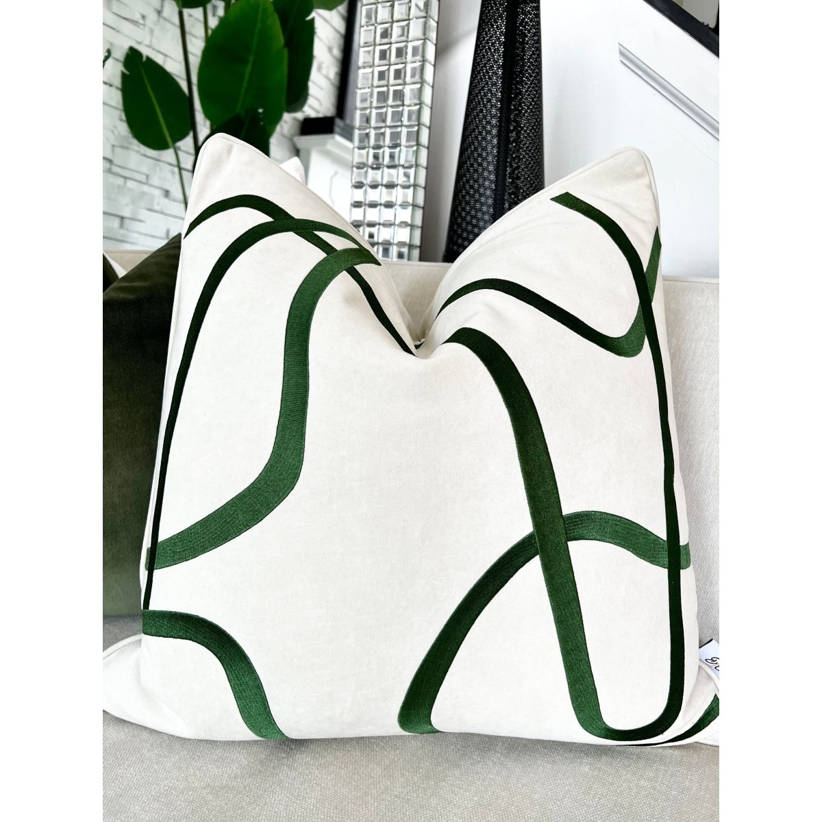 Set aus 2 dekorativen Kissen mit gestreiften Akzenten + 2 Federfüllungen (22" x 22") — Luxe Collections, exklusiv bei DesignedBy The Boss Collections