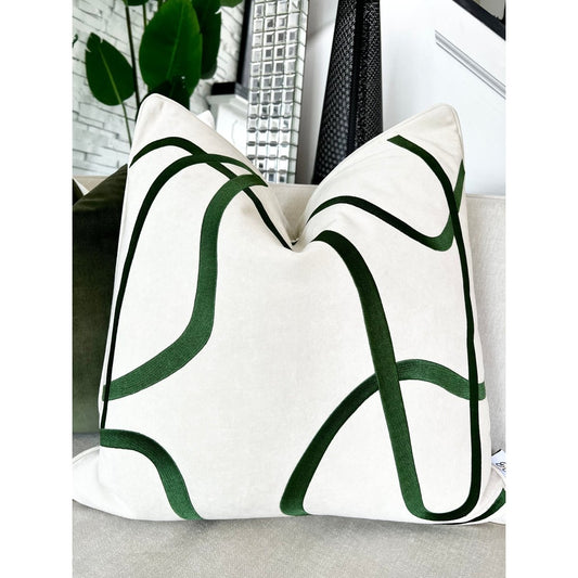 Set aus 2 dekorativen Kissen mit gestreiften Akzenten + 2 Federfüllungen (22" x 22") — Luxe Collections, exklusiv bei DesignedBy The Boss Collections