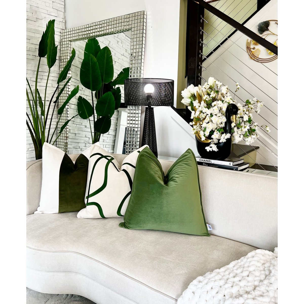 Set aus 2 dekorativen Kissen mit gestreiften Akzenten + 2 Federfüllungen (22" x 22") — Luxe Collections, exklusiv bei DesignedBy The Boss Collections