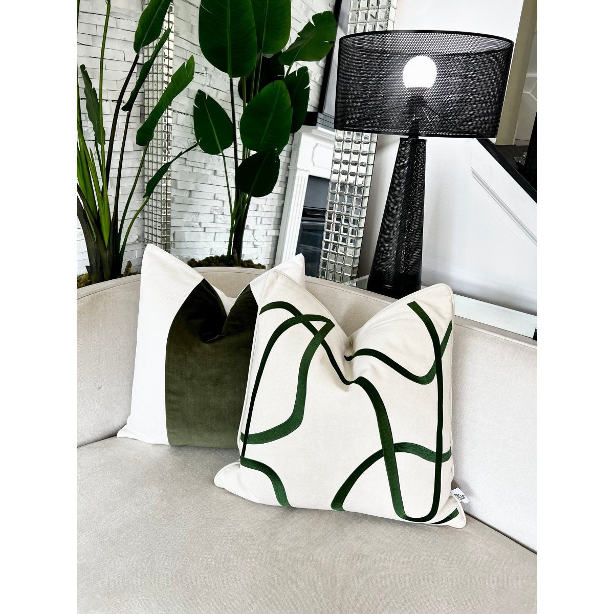 Set aus 2 dekorativen Kissen mit gestreiften Akzenten + 2 Federfüllungen (22" x 22") — Luxe Collections, exklusiv bei DesignedBy The Boss Collections