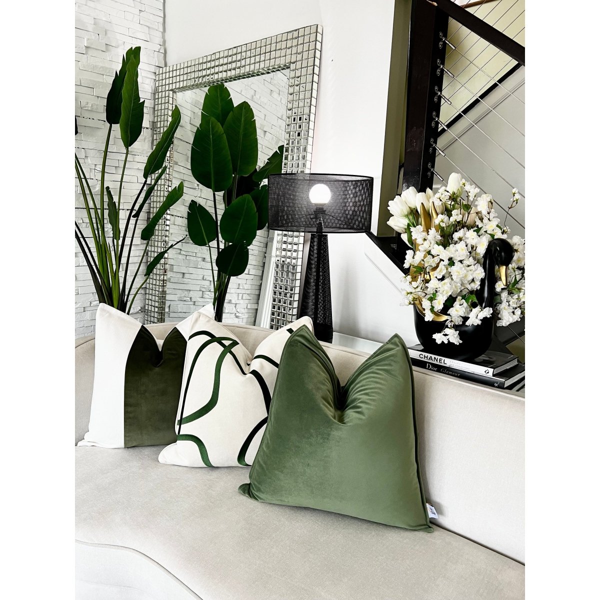 Set aus 2 dekorativen Kissen mit gestreiften Akzenten + 2 Federfüllungen (22" x 22") — Luxe Collections, exklusiv bei DesignedBy The Boss Collections