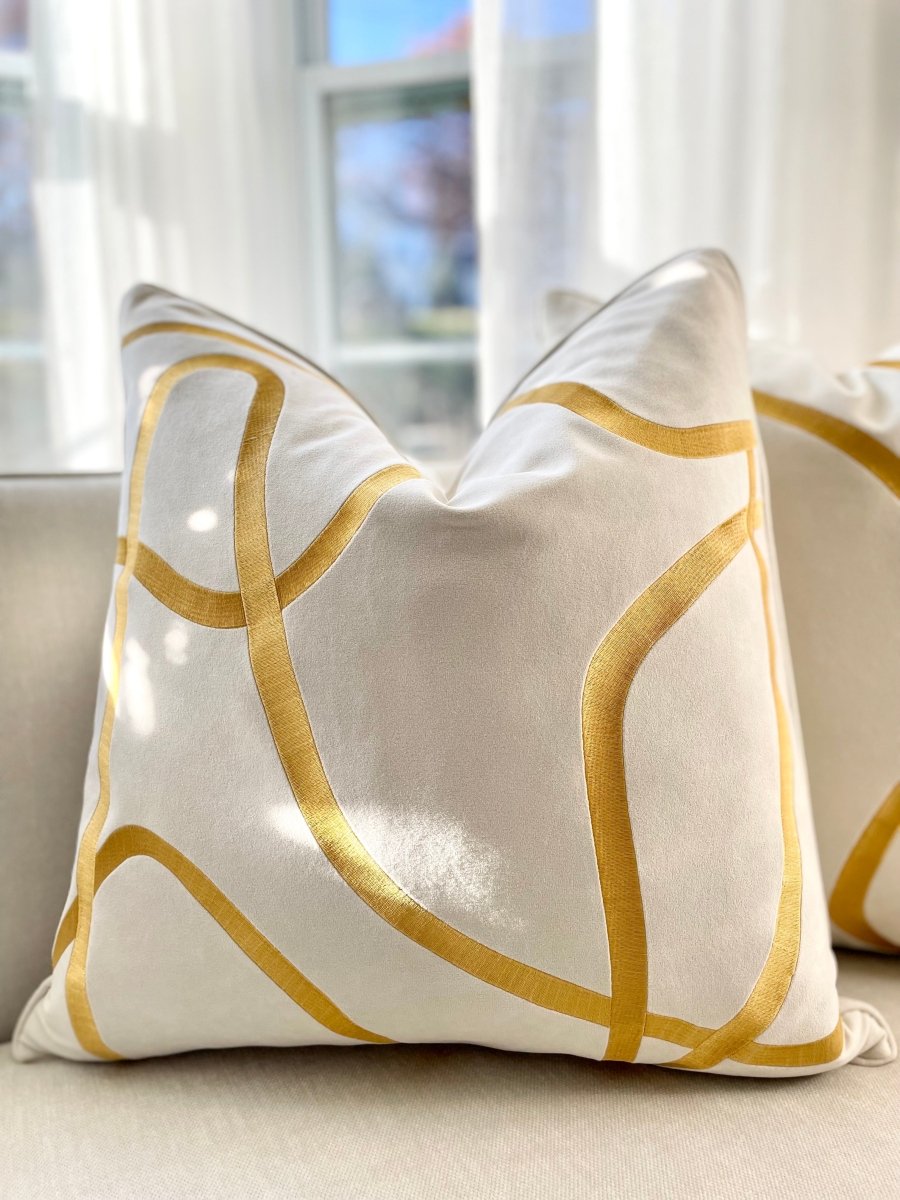 Set aus 2 dekorativen Kissen mit gestreiften Akzenten + 2 Federfüllungen (22" x 22") — Luxe Collections, exklusiv bei DesignedBy The Boss Collections