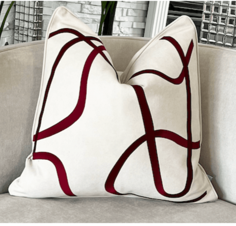 Set aus 2 dekorativen Kissen mit gestreiften Akzenten + 2 Federfüllungen (22" x 22") — Luxe Collections, exklusiv bei DesignedBy The Boss Collections