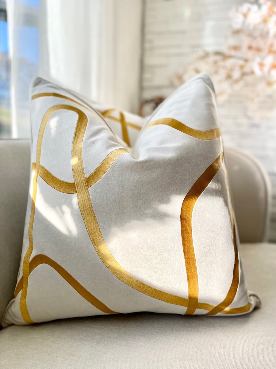 Set aus 2 dekorativen Kissen mit gestreiften Akzenten + 2 Federfüllungen (22" x 22") — Luxe Collections, exklusiv bei DesignedBy The Boss Collections