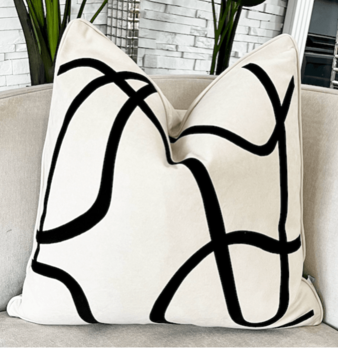 Set aus 2 dekorativen Kissen mit gestreiften Akzenten + 2 Federfüllungen (22" x 22") — Luxe Collections, exklusiv bei DesignedBy The Boss Collections