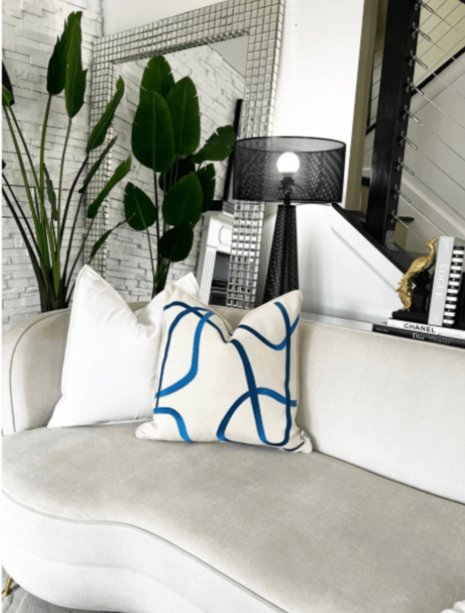 Set aus 2 dekorativen Kissen mit gestreiften Akzenten + 2 Federfüllungen (22" x 22") — Luxe Collections, exklusiv bei DesignedBy The Boss Collections