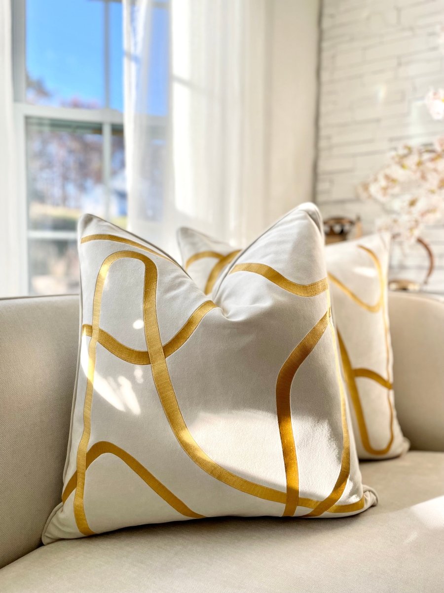 Set aus 2 dekorativen Kissen mit gestreiften Akzenten + 2 Federfüllungen (22" x 22") — Luxe Collections, exklusiv bei DesignedBy The Boss Collections