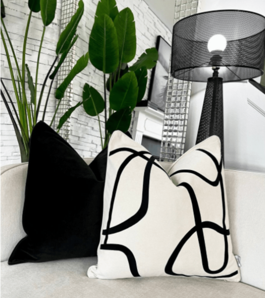 Set aus 2 dekorativen Kissen mit gestreiften Akzenten + 2 Federfüllungen (22" x 22") — Luxe Collections, exklusiv bei DesignedBy The Boss Collections