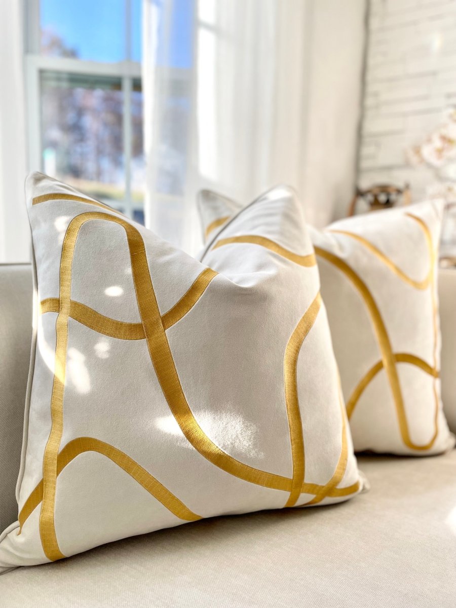 Set aus 2 dekorativen Kissen mit gestreiften Akzenten + 2 Federfüllungen (22" x 22") — Luxe Collections, exklusiv bei DesignedBy The Boss Collections