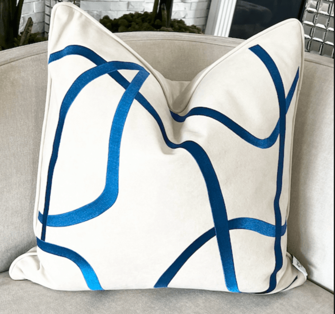 Set aus 2 dekorativen Kissen mit gestreiften Akzenten + 2 Federfüllungen (22" x 22") — Luxe Collections, exklusiv bei DesignedBy The Boss Collections