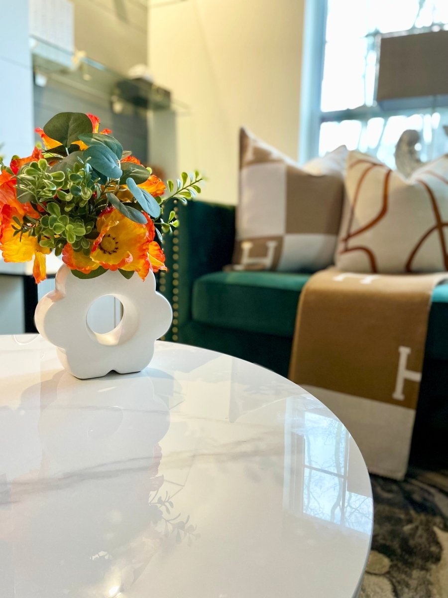 Faux Komponierte Orange Mohnblumen - Grünpflanzenstrauß in einer weißen Keramikvase