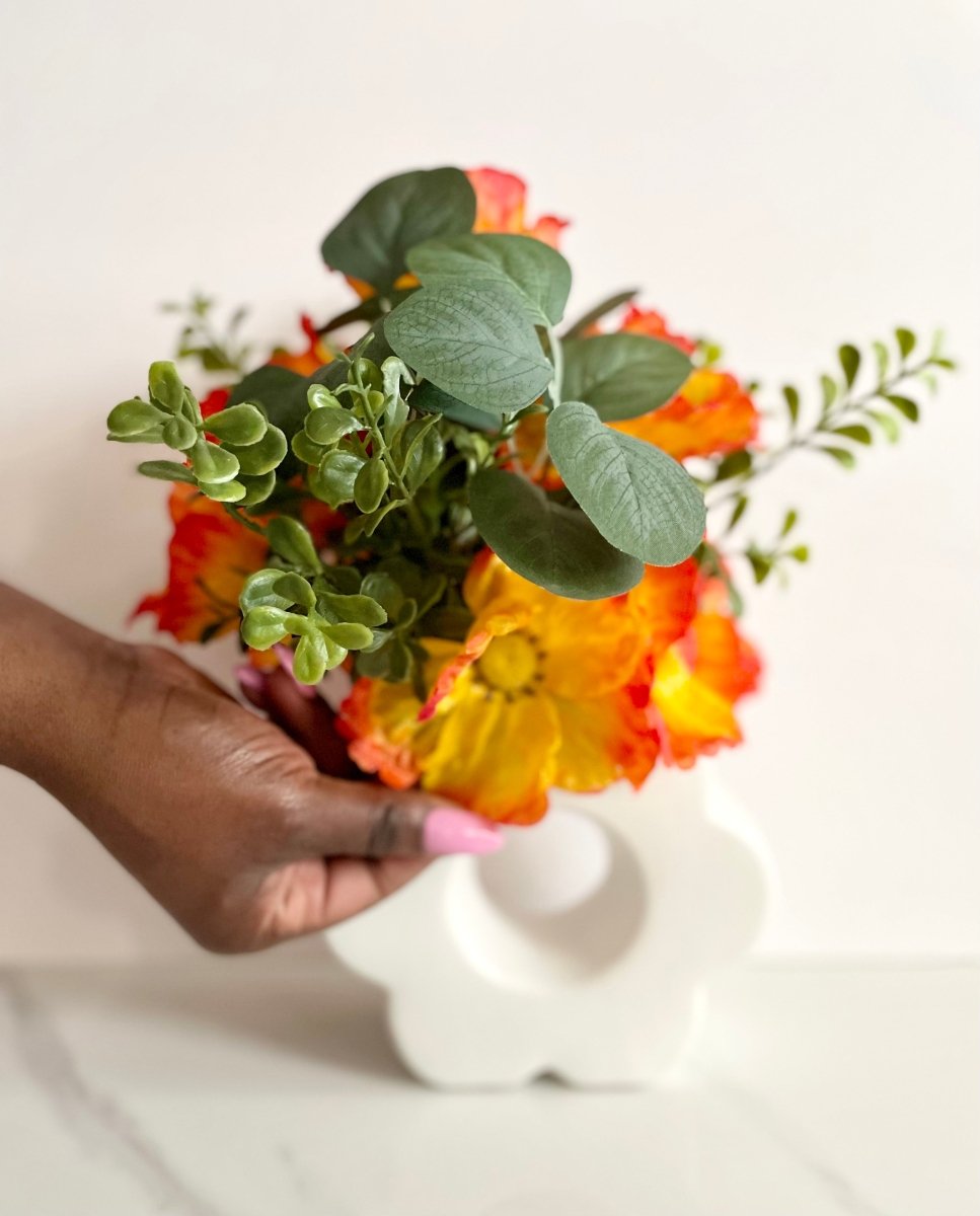Faux Komponierte Orange Mohnblumen - Grünpflanzenstrauß in einer weißen Keramikvase