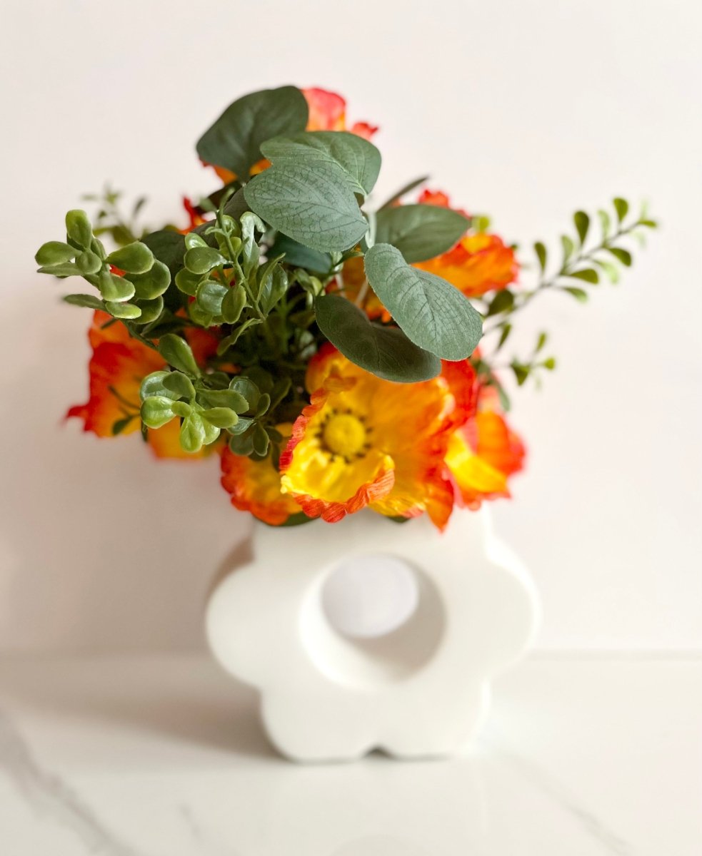 Faux Komponierte Orange Mohnblumen - Grünpflanzenstrauß in einer weißen Keramikvase