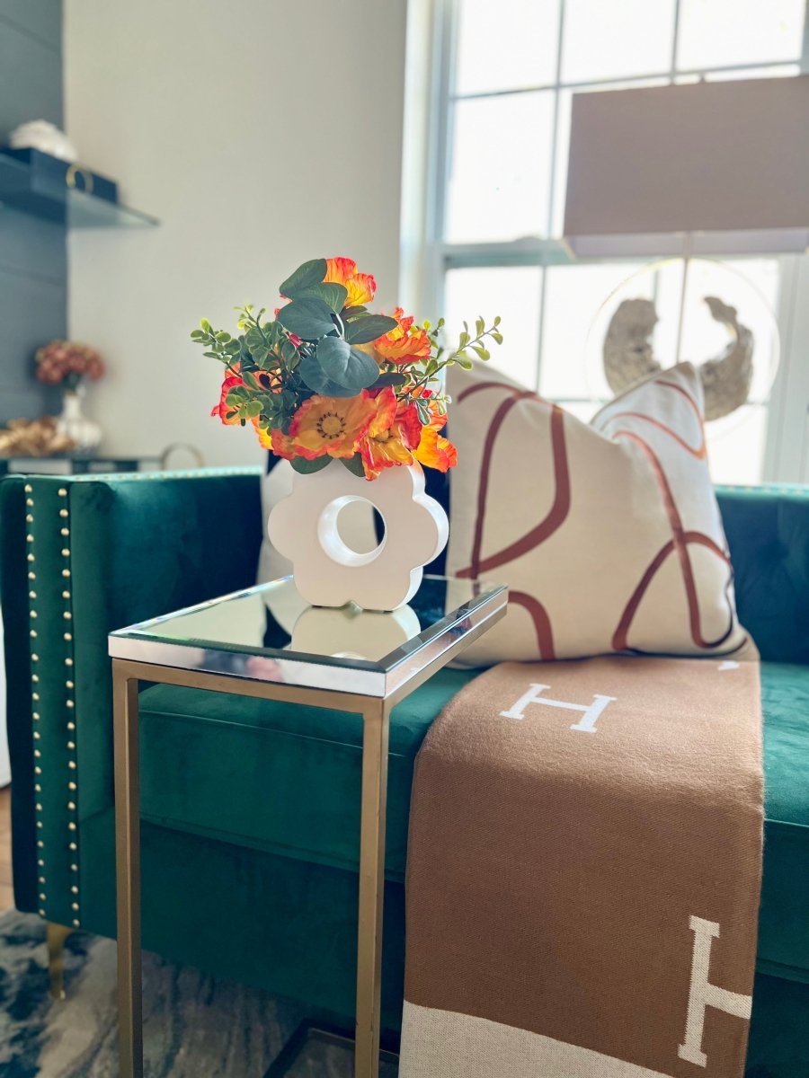 Faux Komponierte Orange Mohnblumen - Grünpflanzenstrauß in einer weißen Keramikvase