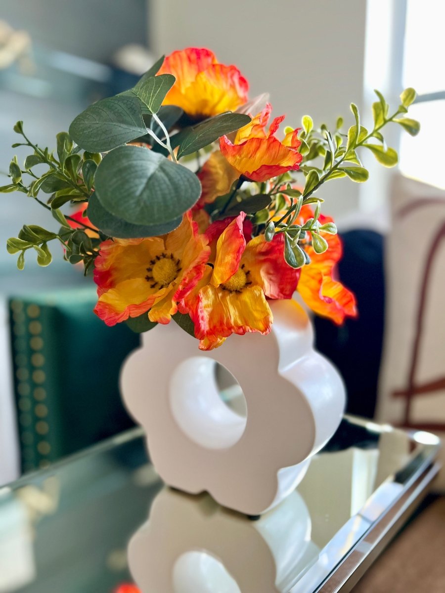 Faux Komponierte Orange Mohnblumen - Grünpflanzenstrauß in einer weißen Keramikvase