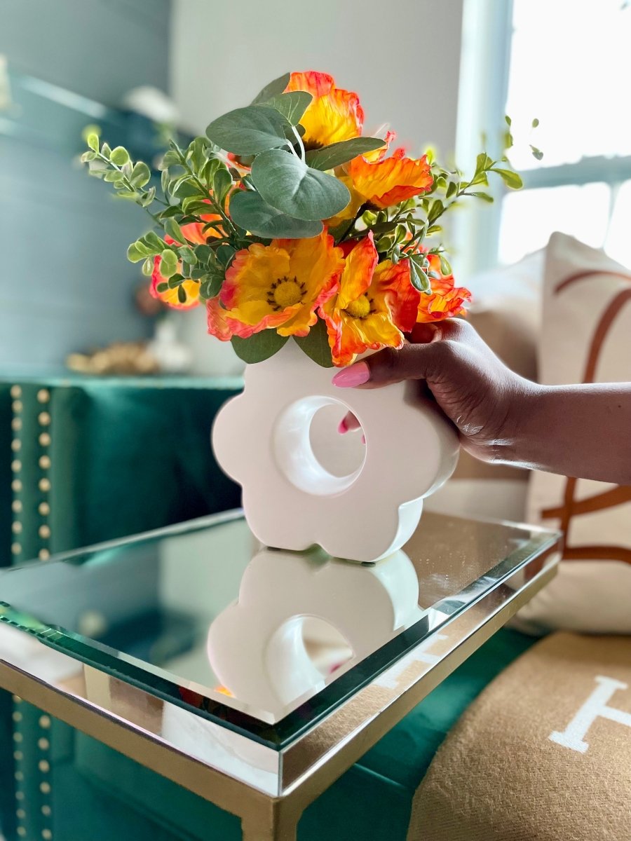 Faux Komponierte Orange Mohnblumen - Grünpflanzenstrauß in einer weißen Keramikvase