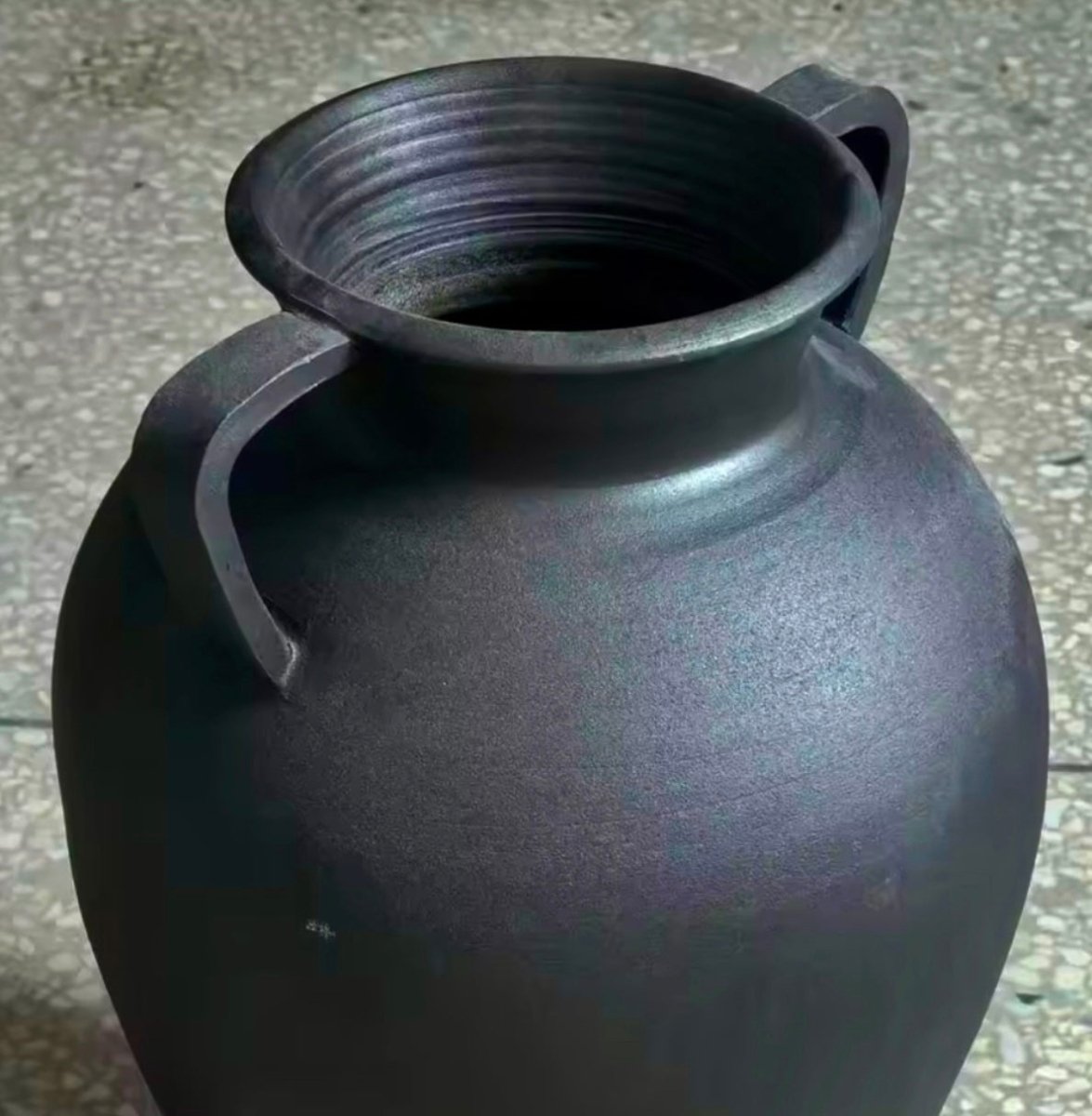 Große handgefertigte Terrakotta-Vase